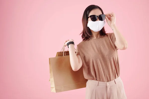 Vrouw in beschermende masker winkelen — Stockfoto