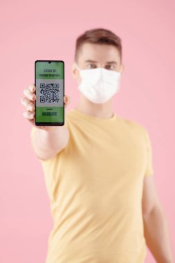 Adam QR kodunu göstermek için heyecanlı