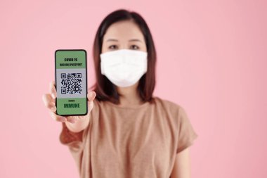 QR kodlu Akıllı Telefonu Tutan Kadın