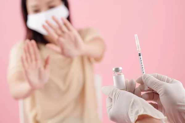 Médico que ofrece vacuna al paciente asustado —  Fotos de Stock