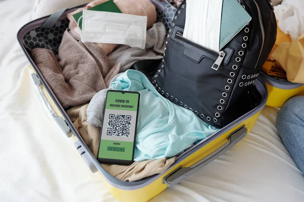 Koffer von Reisenden und Smartphone — Stockfoto