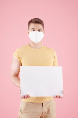 Tıbbi Maskeli Adam Pankart Gösteriyor