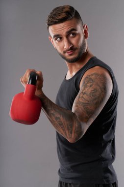 Güçlü Adam Kol Egzersizleri Yapıyor