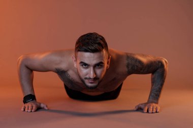 Şınav çeken kaslı bir adam.