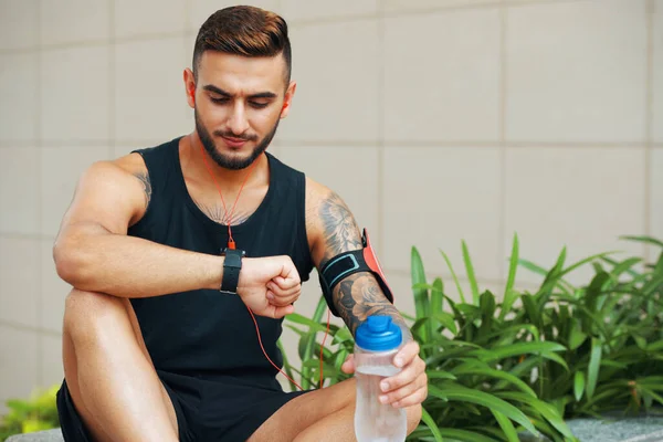 Koşucu Fitness Trekleyicisi Kontrol Ediyor — Stok fotoğraf