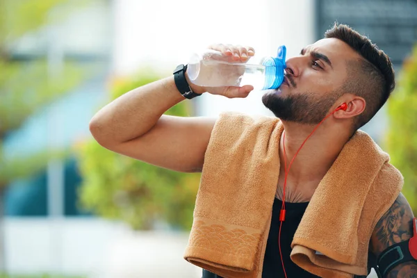 Esportista sedento água potável — Fotografia de Stock