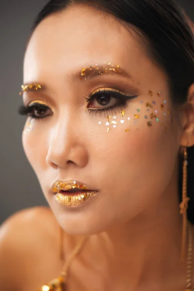 Приваблива жінка з золотим макіяжем — стокове фото