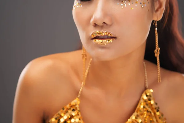 Maquillaje de labios dorados — Foto de Stock