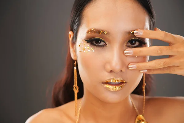 Красива жінка з золотим макіяжем — стокове фото