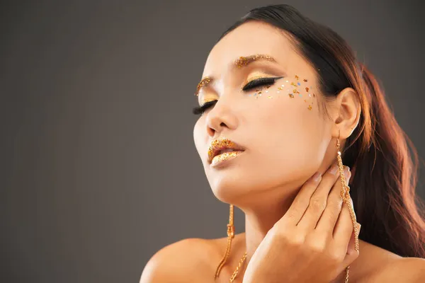 Mujer sensual con maquillaje dorado — Foto de Stock