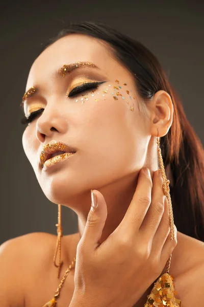 Mujer atractiva con maquillaje dorado — Foto de Stock