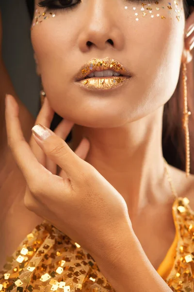 Молодая женщина с золотым макияжем — стоковое фото