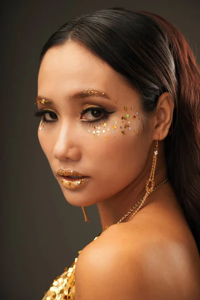Wunderschöne Frau mit goldenem Make-up — Stockfoto