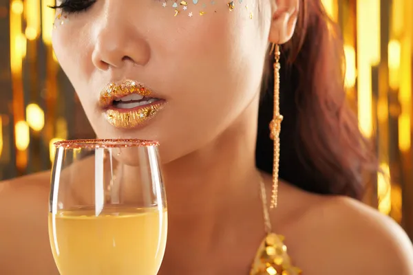 Frau trinkt Cocktail auf Party — Stockfoto