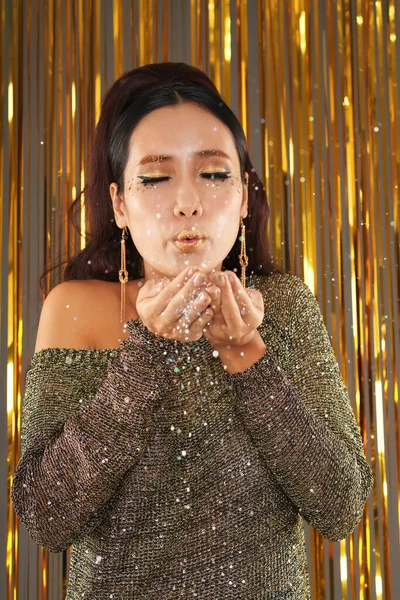 Kvinnan blåser glitter damm — Stockfoto