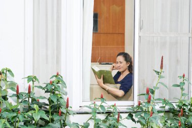 Orta yaşlı bir kadın kitap okumak