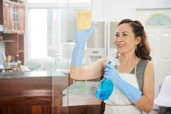 Frau putzt Wohnungsfenster — Stockfoto