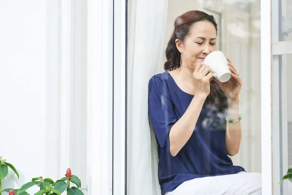 Жінка насолоджується великою чашкою кави — стокове фото