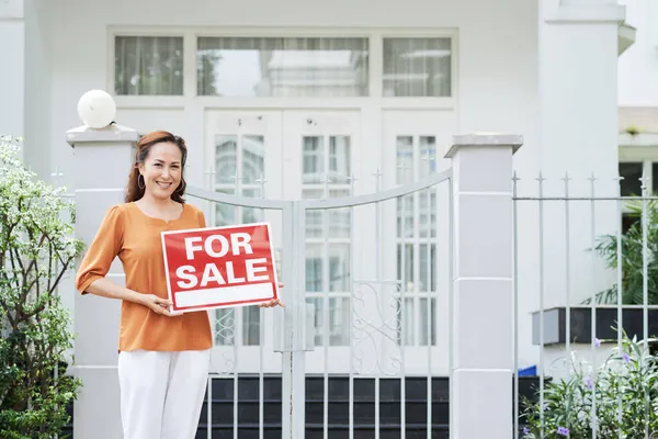 Kvinnan säljer sitt hus — Stockfoto