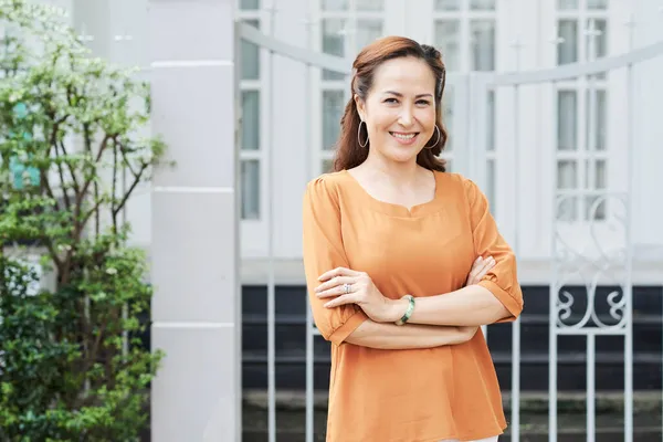 Lachende vrouw van middelbare leeftijd — Stockfoto