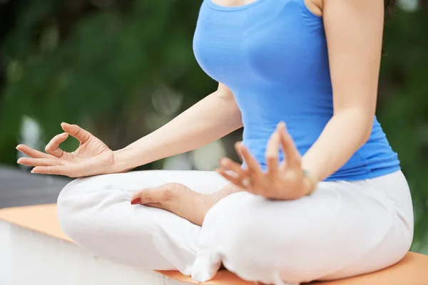 Frau meditiert, um Stress abzubauen — Stockfoto