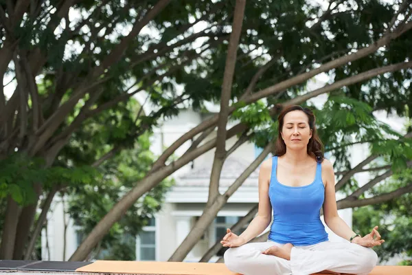 Meditación matutina al aire libre —  Fotos de Stock