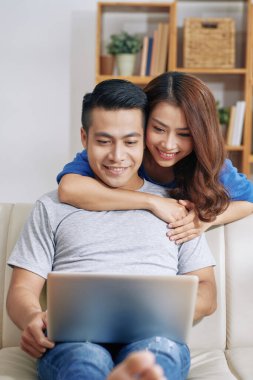 Çalışan Erkek Arkadaşı Kucaklayan Kız