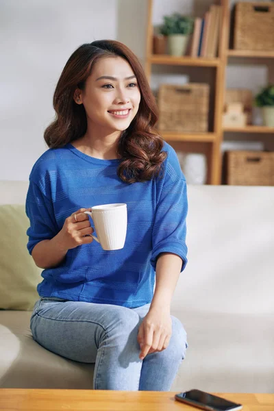 Felice donna asiatica con tazza — Foto Stock