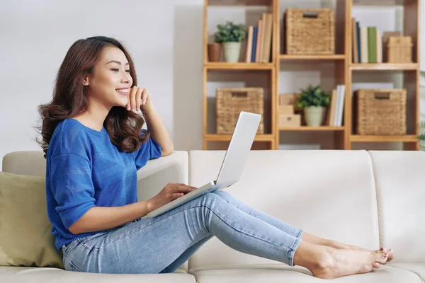 Asian Woman Using Laptop — Stock Photo, Image