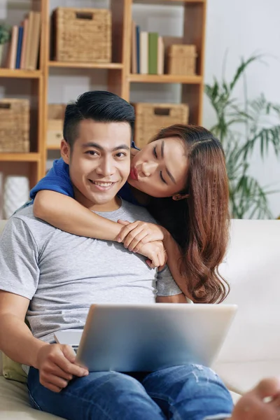 Ragazza baciare fidanzato con computer portatile — Foto Stock
