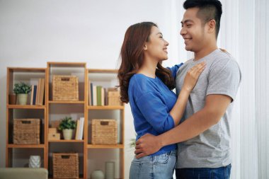 Genç Asyalı Çift Oturma Odasında Dans Ediyor