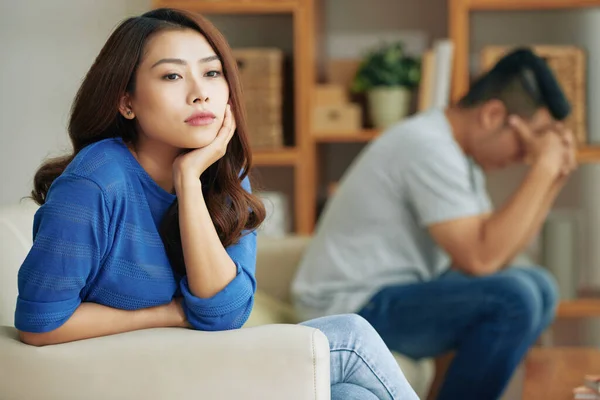 Asiatisch frau verärgert mit freund — Stockfoto