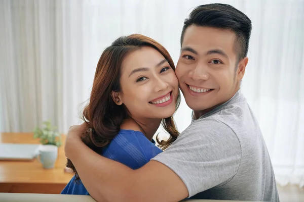 Portrét veselého asijského páru — Stock fotografie