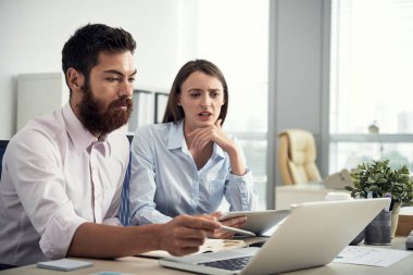 Yeni projeyi tartışan meslektaşlar