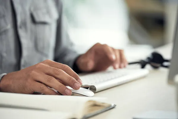 Usando o mouse do computador no local de trabalho — Fotografia de Stock