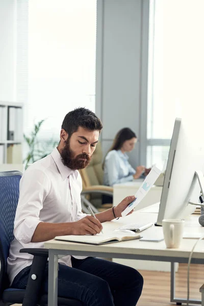 Contador ocupado trabajando con gráfico — Foto de Stock