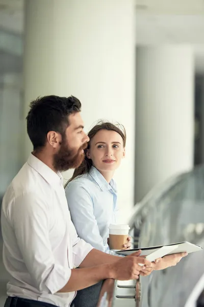 Mitarbeiter stehen auf Balkon — Stockfoto