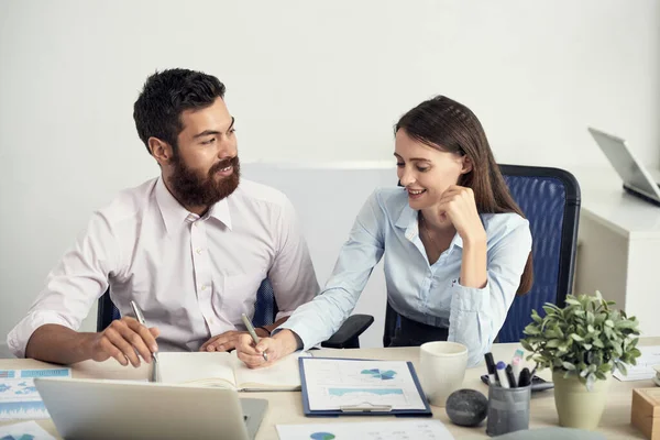 Brainstorming über Geschäftsprojekt — Stockfoto