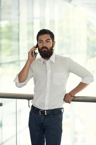 Gerente guapo teniendo conversación telefónica — Foto de Stock