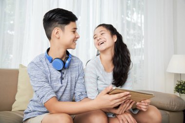 Genç İkizler Komik Videolar İzliyor