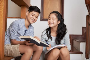 Kız Kardeşe Konuyu Açıklayan Çocuk