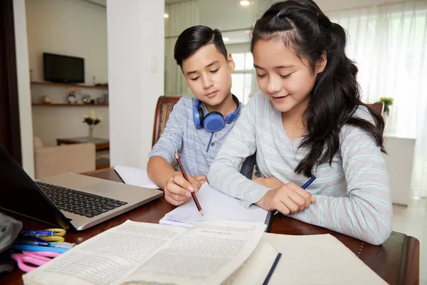 Jongen helpen meisje vriend met huiswerk — Stockfoto