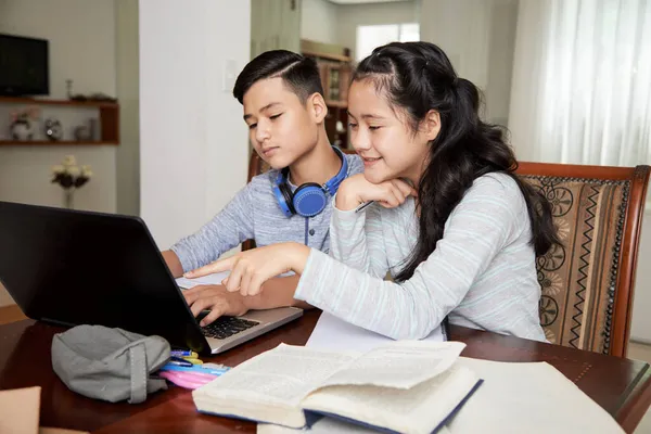 Teenage Siblings Studiare a casa — Foto Stock
