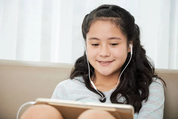 Girl Watching Show on Tablet — Stock Photo, Image