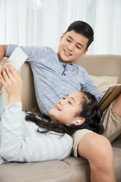 Teenagers with Tablet and Smartphone — Stock Photo, Image