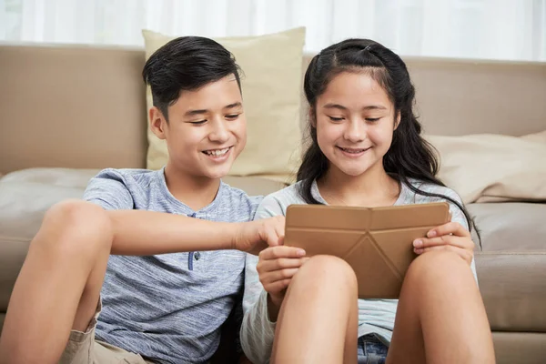 Adolescenti che guardano spettacolo online — Foto Stock