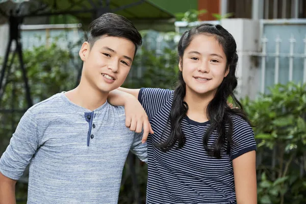 Hermano y hermana adolescentes positivos —  Fotos de Stock