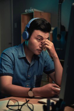 Kulaklıklı Programcı geç saate kadar çalışıyor