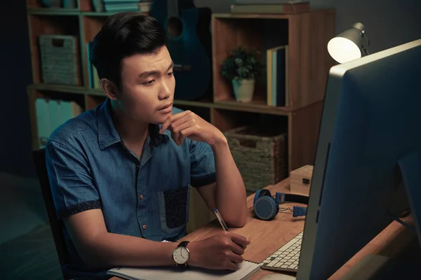 Asiatisk man som arbetar sent hemma — Stockfoto