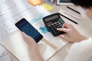 Çevrimiçi Bankacılık Uygulaması Kullanan Kişi